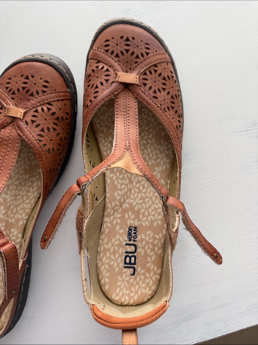 Women’s Size10 Adjustable Shoes.  Brown.  JBU - Picture 3 of 5